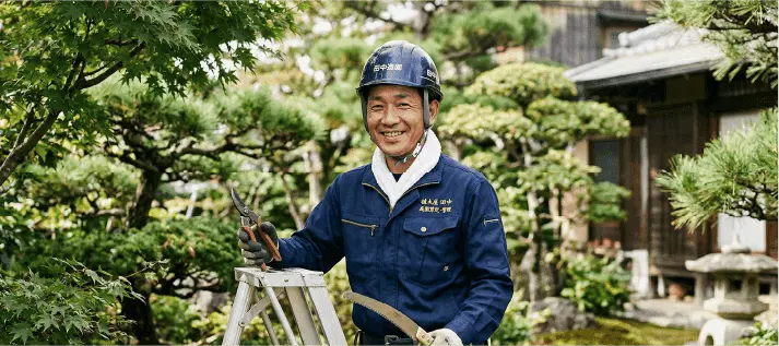 経験豊富なプロが庭木・草刈りに対応するイメージ