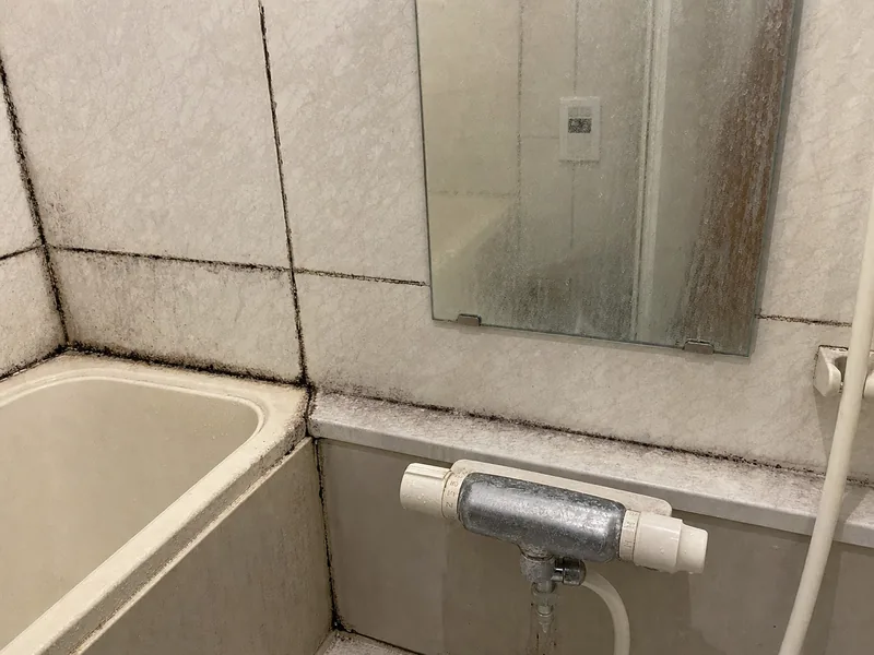 浴室クリーニング施工前の水垢とカビ汚れ