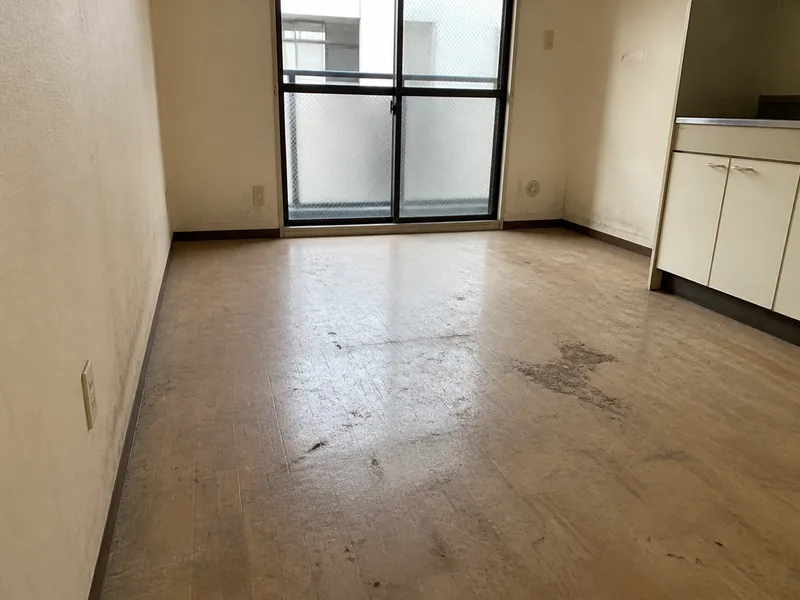 空室クリーニング施工前の汚れた床と室内
